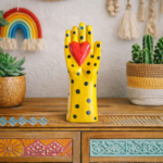 Coração na mão Amarelo G - 25 cm