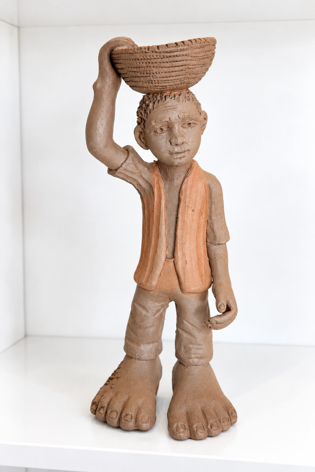 Estatueta de Menino com Bacia de Barro GURI PP – MESTRE BETO PEZÃO - Imagem 1