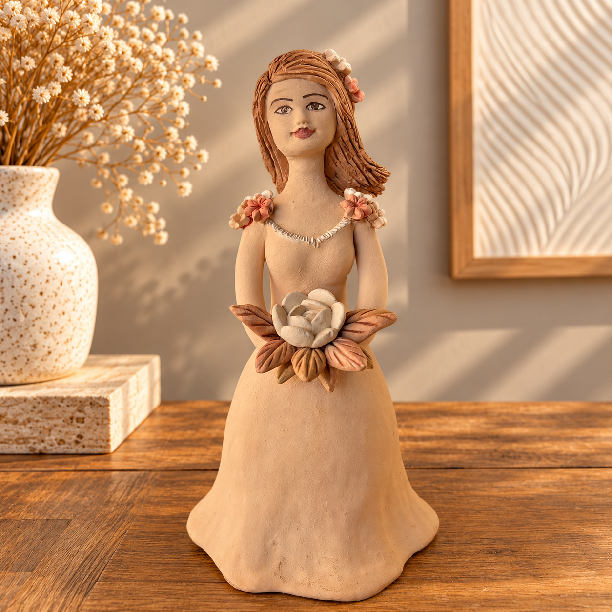 Figura artesanal sob luz dourada Boneca Florista - Hilda Freire - Imagem 1