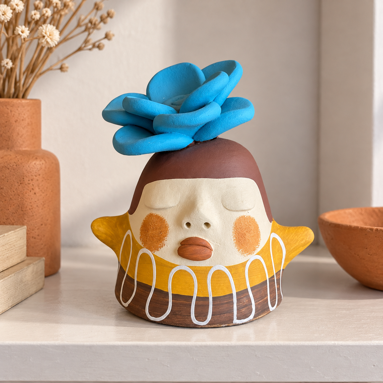 Menina de Flor Azul em Cerâmica Boneca do Afeto P - Tiago Eudócio - Imagem 1