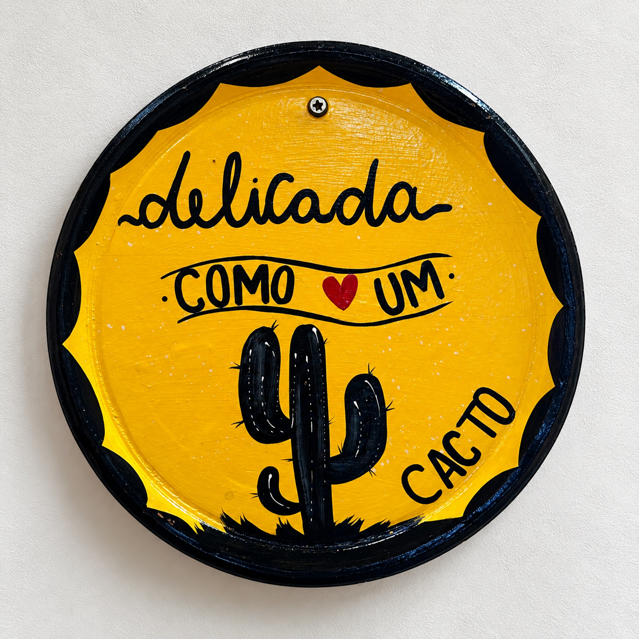 Placa Amarela Delicada Como um Cacto PRATO NORDESTINO "DELICADA COMO UM CACTO" - Imagem 1