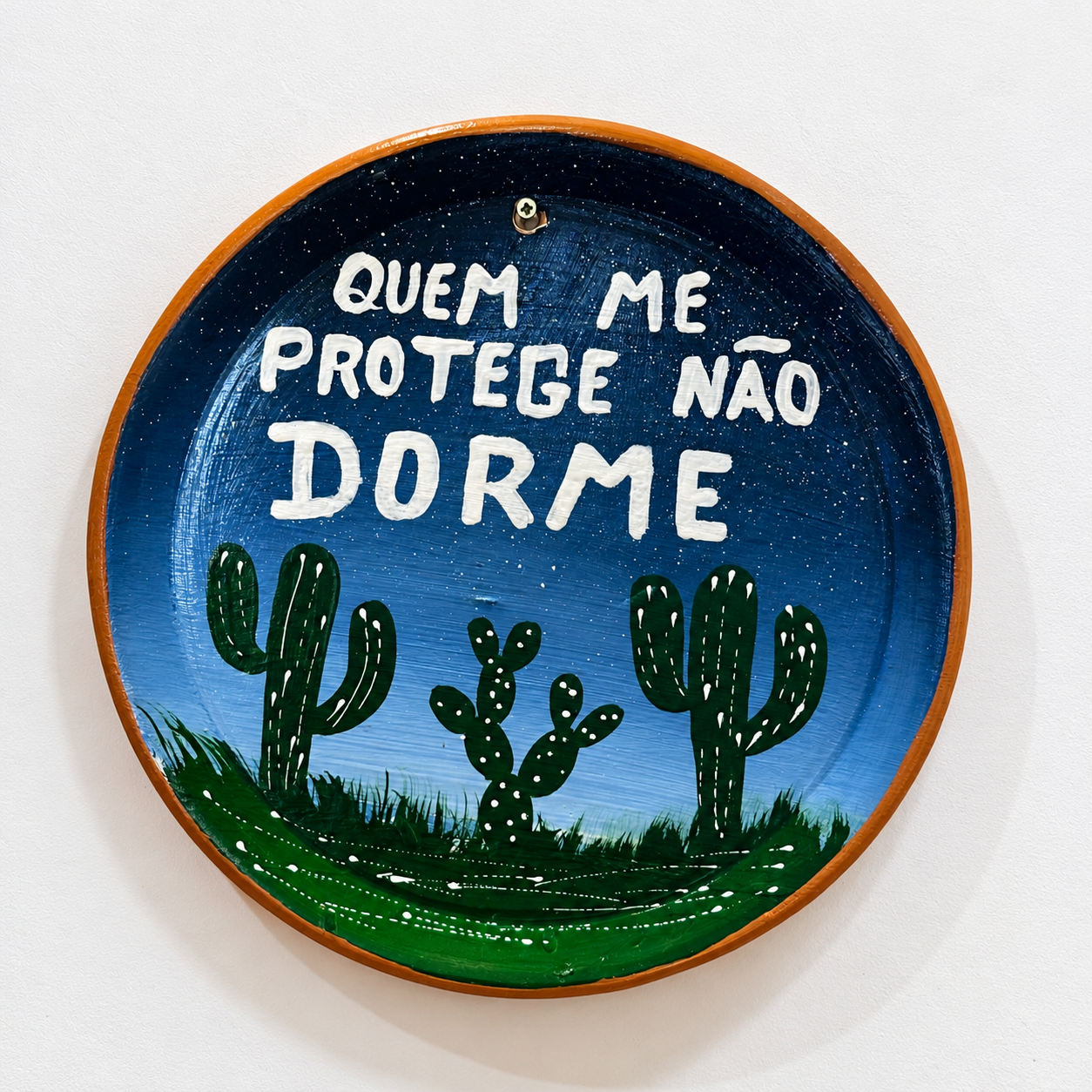 Placa noturna com cactos e proteção PRATO NORDESTINO "QUEM ME PROTEGE NÃO DORME" - Imagem 1