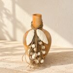 Vaso de Cerâmica com Colar de Sisal e Folhas – Família Gomes