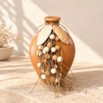 Vaso de Cerâmica com Colar de Sisal e Folhas – Família Gomes