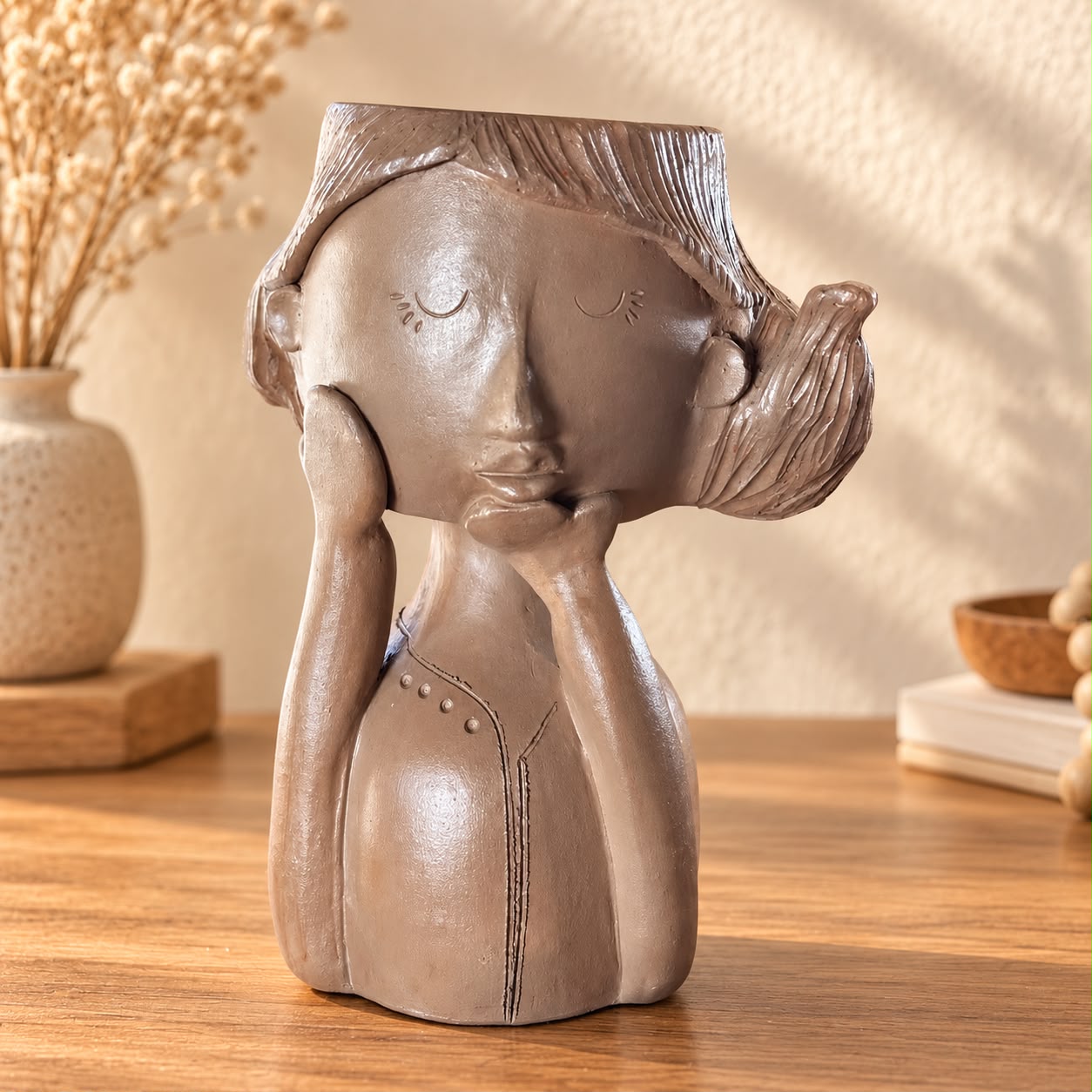 WhatsApp Image 2026-10-20 at 15.42.00 Vaso Menina dos Sonhos com Flor – Naide e Juca - Imagem 1